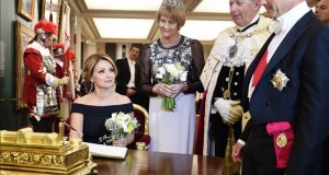 Peña Nieto gastó 465.000 dólares en la visita oficial al Reino Unido de marzo
El presidente de México, Enrique Pena Nieto (d), y su esposa Angélica Rivera (i), firman el libro de honor, durante la recepción del alcalde de Londres, Lord Alan Tarrow (2d) y Gilly Yarrow (2i), el 4 de marzo de 2015, en un banquete de estado en Londres, Reino Unido.