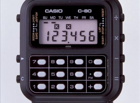 El nostálgico mundo de los relojes Casio, precursores de los "smartwatch"
Imagen cedida por Casio de un reloj de pulsera calculadora "C-80" creado por la empresa nipona en 1980. El modelo se exhibe en una exposición temporal junto a otros ejemplares y aparatos como calculadoras e instrumentos musicales electrónicos patentados por el fundador de la compañía Toshio Kashio (1925-2012), que forman parte de la colección fija del Museo Memorial de la Invención Toshio Kashio de Tokio.
