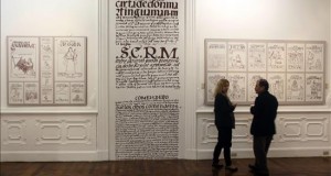 nauguran una muestra del cronista indígena Guaman Poma de Ayala en Perú
Dos personas visitan la exposición gráfica sobre la obra completa del cronista indígena Felipe Guaman Poma de Ayala, este 16 de junio, en el centro cultural Inca Garcilaso del ministerio de Relaciones Exteriores del Perú en Lima (Perú). EFE
Inauguran una muestra del cronista indígena Guaman Poma de Ayala en Perú
Muestra/oculta texto completo Lima, 17 jun (EFE).- La muestra gráfica completa de la "Nueva crónica" y el "Buen gobierno", obras en las que el cronista Felipe Guaman Poma de Ayala relató las costumbres indígenas de Perú y la llegada de los conquistadores españoles, forma parte de una exposición sobre el autor inagurada en Lima.
La investigadora de la obra de Poma de Ayala, Rolena Adorno, explicó a Efe que su grandeza consiste en la visión compleja, coherente y completa que se presenta del mundo andino, en un total de 800 páginas y 400 dibujos.
Adorno destacó "la excelente muestra" que se presenta en la exposición y que representa la historia previa a la conquista española y la vida bajo el régimen español.
La obra exhibe las 800 páginas escritas en prosa y un aproximado de 400 dibujos que acompañan el texto.
"El argumento que Poma de Ayala tiene en el ensayo es que no hubo conquista del Perú, los indígenas son los soberanos de sus tierras y que los españoles no tienen derecho a dominarlos", declaró Adorno.
Asimismo, añadió que la esperanza del cronista indígena fue que sus memorias se conservaran y sean preservadas para su conocimiento posterior.
"Nueva crónica" y "Buen Gobierno" son dos de las tres partes en las que se divide la obra escrita en quechua, lengua materna del cronista, y castellano.
Durante la presentación realizada por Adorno se destacó la labor de Poma de Ayala por narrar y retratar la historia de las antiguas costumbres indígenas y sus cambios con la conquista española.
"Lo que él hace es estructurar su obra de tal manera que puede presentar una serie de argumentos, en forma de narración pictórica, tanto como verbal", dijo Adorno.
El manuscrito, tras ser remitido a España por su autor, pasó a la Biblioteca Nacional de Copenhague a inicios del siglo XVIII y redescubierto en 1908 por el investigador alemán Richar Pietschmann.