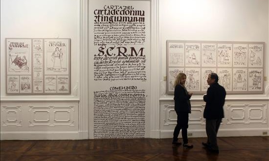 nauguran una muestra del cronista indígena Guaman Poma de Ayala en Perú
Dos personas visitan la exposición gráfica sobre la obra completa del cronista indígena Felipe Guaman Poma de Ayala, este 16 de junio, en el centro cultural Inca Garcilaso del ministerio de Relaciones Exteriores del Perú en Lima (Perú). EFE
Inauguran una muestra del cronista indígena Guaman Poma de Ayala en Perú
Muestra/oculta texto completo Lima, 17 jun (EFE).- La muestra gráfica completa de la "Nueva crónica" y el "Buen gobierno", obras en las que el cronista Felipe Guaman Poma de Ayala relató las costumbres indígenas de Perú y la llegada de los conquistadores españoles, forma parte de una exposición sobre el autor inagurada en Lima.
La investigadora de la obra de Poma de Ayala, Rolena Adorno, explicó a Efe que su grandeza consiste en la visión compleja, coherente y completa que se presenta del mundo andino, en un total de 800 páginas y 400 dibujos.
Adorno destacó "la excelente muestra" que se presenta en la exposición y que representa la historia previa a la conquista española y la vida bajo el régimen español.
La obra exhibe las 800 páginas escritas en prosa y un aproximado de 400 dibujos que acompañan el texto.
"El argumento que Poma de Ayala tiene en el ensayo es que no hubo conquista del Perú, los indígenas son los soberanos de sus tierras y que los españoles no tienen derecho a dominarlos", declaró Adorno.
Asimismo, añadió que la esperanza del cronista indígena fue que sus memorias se conservaran y sean preservadas para su conocimiento posterior.
"Nueva crónica" y "Buen Gobierno" son dos de las tres partes en las que se divide la obra escrita en quechua, lengua materna del cronista, y castellano.
Durante la presentación realizada por Adorno se destacó la labor de Poma de Ayala por narrar y retratar la historia de las antiguas costumbres indígenas y sus cambios con la conquista española.
"Lo que él hace es estructurar su obra de tal manera que puede presentar una serie de argumentos, en forma de narración pictórica, tanto como verbal", dijo Adorno.
El manuscrito, tras ser remitido a España por su autor, pasó a la Biblioteca Nacional de Copenhague a inicios del siglo XVIII y redescubierto en 1908 por el investigador alemán Richar Pietschmann.