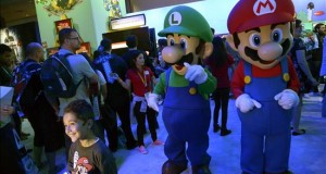 Nintendo presenta en Los Ángeles los juguetes Amiibo
Promotores disfrazados de los personajes del videojuego Mario Bross caminan por el pabellón de Nintendo hoy, martes 16 de junio de 2015, durante la inauguración de la feria de videojuegos E3 (Electronic Entertainment Expo), en Los Ángeles, California (EE.UU.). La exposición E3 presenta los nuevos juegos y las consolas en una reunión anual que despierta gran interés entre los entusiastas de los videojuegos y las compañías proveedoras.