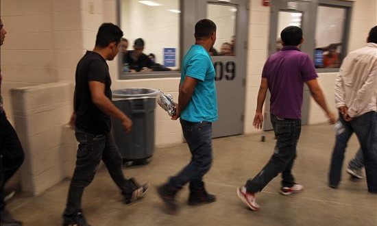 Decisión de Corte Suprema sobre indocumentados abre ventana de alivio
La decisión de la Corte Suprema de autorizar a las cortes federales posponer las fechas de los procesos judiciales de inmigración abre una ventana de alivio para los casos en los que los inmigrantes no cuentan con tiempo o recursos suficientes para enfrentar sus audiencias.