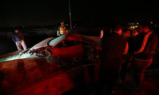 Fotografía del vehículo accidentado marca Ferrari del futbolista chileno Arturo Vidal, este 16 de junio, en la ruta 5, al sur de Santiago (Chile).
