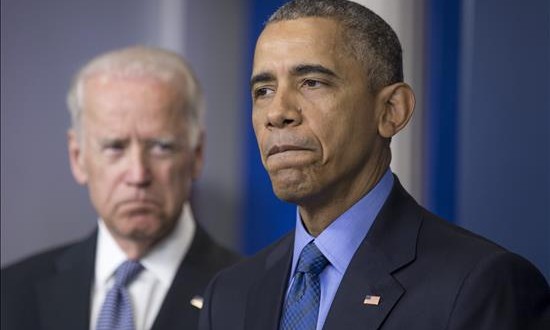 Obama expresa enorme "tristeza" e "indignación" por tiroteo en iglesia negra
El presidente estadounidense, Barack Obama (d), se dirige a los medios acompañado del vicepresidente de EEUU, Joe Biden (i), en la sala de prensa de la Casa Blanca, Washington, Estados Unidos, hoy, jueves 18 de junio de 2015.