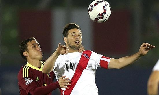 1-0. Pizarro le da el primer triunfo a Perú y pone al grupo C al rojo vivo
El centrocampista venezolano Luis Manuel Seijas (i) lucha el balón con el delantero peruano Claudio Pizarro, durante el partido por el Grupo C de la Copa América de Chile 2015, en el Estadio Elías Figueroa Brander de Valparaíso, Chile