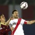1-0. Pizarro le da el primer triunfo a Perú y pone al grupo C al rojo vivo
El centrocampista venezolano Luis Manuel Seijas (i) lucha el balón con el delantero peruano Claudio Pizarro, durante el partido por el Grupo C de la Copa América de Chile 2015, en el Estadio Elías Figueroa Brander de Valparaíso, Chile