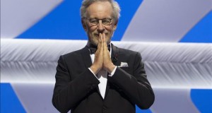 RANCIA CINE:CAN008. CANNES (FRANCIA), 15/05/2013.- El director estadounidense Steven Spielberg saluda desde el escenario hoy, miércoles 15 de mayo de 2013, durante su presentación como jurado en la ceremonia de apertura de la edición 66 del Festival de Cine de Cannes (Francia). El festival se realizará del 15 al 26 de mayo.