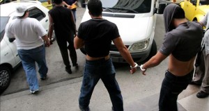 Arrestan a dos personas por distribución de la droga "flakka" en Florida
Según los documentos consignados en los tribunales, agentes de la Oficina de Aduanas y Protección Fronteriza (CBP) de Chicago "identificaron múltiples paquetes procedentes de China destinados al condado de Broward (norte de Miami)".