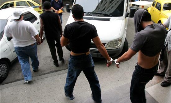 Arrestan a dos personas por distribución de la droga "flakka" en Florida
Según los documentos consignados en los tribunales, agentes de la Oficina de Aduanas y Protección Fronteriza (CBP) de Chicago "identificaron múltiples paquetes procedentes de China destinados al condado de Broward (norte de Miami)".