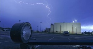 Un rayo mata a un hombre en Florida cuando paseaba por la calle 
Un rayo cae en el centro-sur de EEUU.
