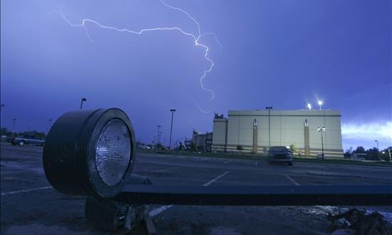 Un rayo mata a un hombre en Florida cuando paseaba por la calle 
Un rayo cae en el centro-sur de EEUU.