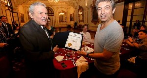Los argentinos Ricardo Darín y Erica Rivas fueron condecorados en Lima
Fotografía cedida del alcalde de la municipalidad de Lima, Luis Castañeda (i), quien posa junto a Ricardo Darín este lunes 22 de junio de 2015, durante un evento en Lima (Perú). EFE
Los argentinos Ricardo Darín y Erica Rivas fueron condecorados en Lima
Muestra/oculta texto completo Lima, 22 jun (EFE).- Los actores argentinos Ricardo Darín y Erica Rivas fueron declarados visitantes distinguidos por el alcalde de Lima, Luis Castañeda Lossio, por su contribución al cine latinoamericano, según informó hoy la comuna limeña.
Los artistas presentaron hasta ayer en Lima una breve temporada de la pieza teatral "Escenas de la vida conyugal", con un lleno total, en el Gran Teatro Nacional.
Castañeda entregó un diploma a Darín y Rivas que los distingue y felicita por haber sido protagonistas de la película "El Secreto de tus ojos", que en 2010 obtuvo el premio Oscar a mejor producción en lengua extranjera.
El alcalde capitalino agregó que debemos la heterogeneidad y versatilidad de nuestra cultura no solo a los diversos y ricos suelos, climas y paisajes que componen nuestra geografía, sino a las migraciones internas y externas.
En tanto, Darín y Rivas agradecieron el reconocimiento y expresaron su satisfacción de estar en Lima.
Los artistas recibieron además un libro que registra fotografías de las acuarelas del reconocido artista peruano Pancho Fierro, uno de los principales exponentes del arte, la identidad y tradición limeña desarrollada durante el siglo XIX.
