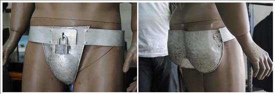 Cinturones de castidad para hombres, ¿la nueva moda en Kenia?
En el escaparate de una céntrica tienda de Nairobi, un maniquí desnudo luce un caparazón metálico que encierra sus genitales bajo llave: es el polémico cinturón de castidad para hombres que se ha empezado a comercializar con el pretexto de proteger a los kenianos de sus mujeres.