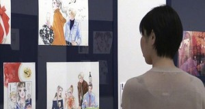Tokio conmemora 25 años de manga, anime y videojuegos en una gran exposición
Una mujer observa ilustraciones de un cómic japonés en la exposición "MangaxAnimexGames from Japan" que se podrá visitarse hasta el 31 de agosto en el museo National Art Center de Tokio, dedicado principalmente al arte contemporáneo.