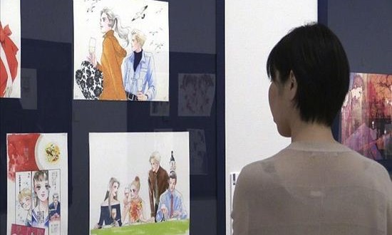 Tokio conmemora 25 años de manga, anime y videojuegos en una gran exposición
Una mujer observa ilustraciones de un cómic japonés en la exposición "MangaxAnimexGames from Japan" que se podrá visitarse hasta el 31 de agosto en el museo National Art Center de Tokio, dedicado principalmente al arte contemporáneo.
