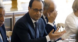Francia afirma que EEUU ha traicionado su confianza y pide que repare el daño
El presidente galo, François Hollande (izda), y el ministro francés de Exteriores, Laurent Fabius (dcha), se reúnen en el Palacio del Elíseo en París (Francia). Estados Unidos espió, a Jacques Chirac, Nicolas Sarkozy y François Hollande, según los documentos de WikiLeaks publicados por "Libération" y "Médiapart"