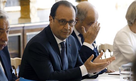 Francia afirma que EEUU ha traicionado su confianza y pide que repare el daño
El presidente galo, François Hollande (izda), y el ministro francés de Exteriores, Laurent Fabius (dcha), se reúnen en el Palacio del Elíseo en París (Francia). Estados Unidos espió, a Jacques Chirac, Nicolas Sarkozy y François Hollande, según los documentos de WikiLeaks publicados por "Libération" y "Médiapart"