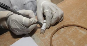 Naciones Unidas pide medidas urgentes para evitar un rebrote del sida
Un trabajador de una clínica prepara una muestra de sangre para una prueba de Virus de Inmunodeficiencia Humana (VIH)