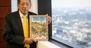 El Quijote ya tiene su segunda parte traducida al quechua
El profesor de lengua quechua, Demetrio Tupac Yupanqui, posa en Lima con la traducción de la obra de Cervantes a la lengua incaica.