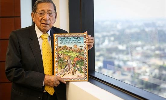 El Quijote ya tiene su segunda parte traducida al quechua
El profesor de lengua quechua, Demetrio Tupac Yupanqui, posa en Lima con la traducción de la obra de Cervantes a la lengua incaica.