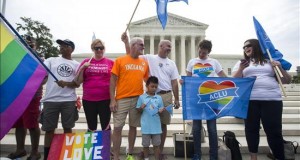 Varias personas participan en una manifestación a favor de la legalización del matrimonio homosexual frente al Tribunal Supremo en Washington, Estados Unidos, hoy, viernes 26 de junio de 2015. Actualmente, Estados Unidos está pendiente de la decisión del Supremo, que podría legalizar el matrimonio gay en todo el país o devolver el caso a los estados, continuando con la eterna pugna entre autoridades estatales y federales, que, al igual que la lucha por los derechos de los homosexuales, tiene años de historia