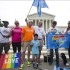 Varias personas participan en una manifestación a favor de la legalización del matrimonio homosexual frente al Tribunal Supremo en Washington, Estados Unidos, hoy, viernes 26 de junio de 2015. Actualmente, Estados Unidos está pendiente de la decisión del Supremo, que podría legalizar el matrimonio gay en todo el país o devolver el caso a los estados, continuando con la eterna pugna entre autoridades estatales y federales, que, al igual que la lucha por los derechos de los homosexuales, tiene años de historia
