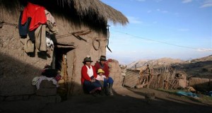 El estudio midió desde 2009 el nivel de mercurio en sesenta casas de Huancavelica y concluyó que la mitad de las viviendas presentan una concentración del metal pesado por encima de los 75 miligramos por kilo en el piso y las paredes, mientras que el vapor de mercurio en el aire superó los 0,2 microgramos por metro cúbico en 24 casas.