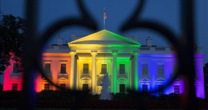 Registro panorámico del Pórtico Norte de la Casa Blanca, en Washington D.C. (EE.UU.) que se iluminó con los colores del arcoíris que identifican a la comunidad LGTBI, luego de que el Tribunal Supremo legalizara el matrimonio homosexual en Estados Unidos.