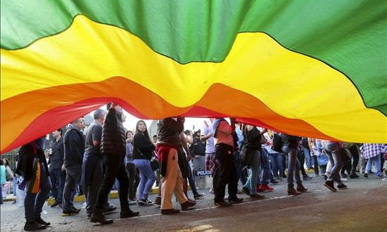Miles de peruanos piden aprobar la unión civil en la marcha del día del orgullo gay
Un grupo de personas fue registrado este sábado al sostener una bandera arcoíris que identifica a la comunidad LGTBI, en Lima (Perú), done unos mil activistas participaron en la XIV Marcha del orgullo gay en la capital peruana