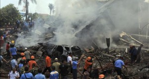 Al menos 49 muertos al estrellarse un avión militar en Indonesia con 113 pasajeros a bordo
Miembros de los servicios de rescate indonesios trabajan en la búsqueda de víctimas tras estrellarse un avión militar de transporte del Ejército indonesio en Medan, Sumatra (Indonesia).