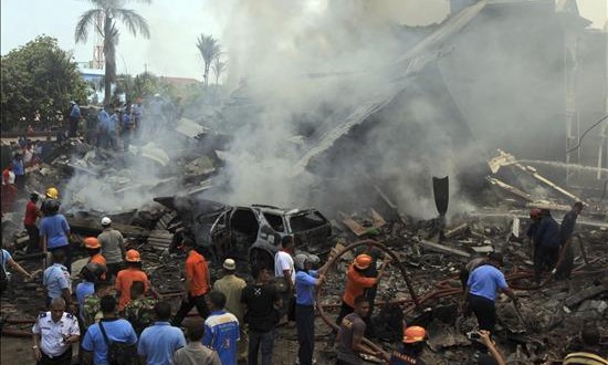 Al menos 49 muertos al estrellarse un avión militar en Indonesia con 113 pasajeros a bordo
Miembros de los servicios de rescate indonesios trabajan en la búsqueda de víctimas tras estrellarse un avión militar de transporte del Ejército indonesio en Medan, Sumatra (Indonesia).