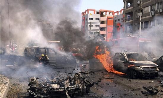 Detenido un joven supuestamente vinculado con el asesinato del fiscal egipcio
Varios bomberos trabajan en la extinción del incendio causado tras un atentado contra el fiscal general egipcio, Hisham Barakat, en el barrio de Heliopolis, en El Cairo, quien ha resultado muerto.