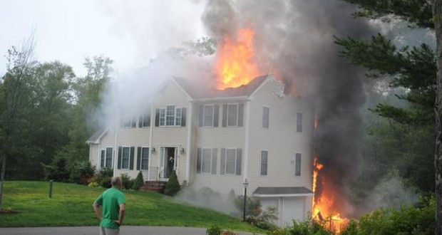 Tres personas han muerto después de que una avioneta se estrellara en una casa este domingo en Plainville, Massachusetts.