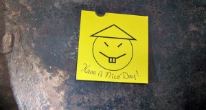 En un papel amarillo dibujaron la cara de un hombre chino con la frase: ‘Have a nice day’ (‘Que tengan un buen día’)