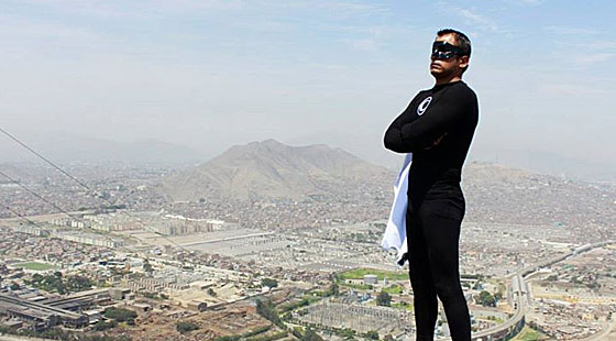 Gerardo Zamora encarna a Súper Cóndor', el primer superhéroe peruano en pantalla grande.