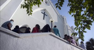 EE.UU. investiga siete incendios en iglesias negras desde el ataque de Charleston
Vista de la iglesia afroamericana "Madre Enmanuel" en Charleston, donde el pasado el 17 de junio el joven blanco Dylann Roof mató a tiros a nueve feligreses negros.