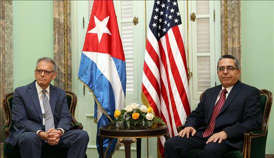 Cuba y EE.UU. abrirán embajadas en Washington y La Habana a partir del 20 julio
El ministro interino de Relaciones Exteriores de Cuba, Marcelino Medina (d), durante una reunión con el jefe de la Sección de Intereses de EE.UU. en La Habana, Jeffrey DeLaurentis, este 1 de julio, en La Habana (Cuba).