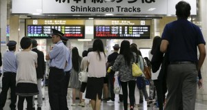 Japón dobla la vigilancia del tren bala tras la inmolación de un pasajero
Varios pasajeros de Shinkansen (tren bala) revisan ayer las pantallas de información en la estación Odawara (Japón).