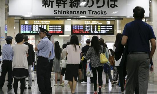 Japón dobla la vigilancia del tren bala tras la inmolación de un pasajero
Varios pasajeros de Shinkansen (tren bala) revisan ayer las pantallas de información en la estación Odawara (Japón).