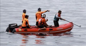 36 muertos, 21 desaparecidos y 118 rescatados en un naufragio en Filipinas
Varios miembros de la Guardia Costera filipina buscan supervivientes en un naufragio.