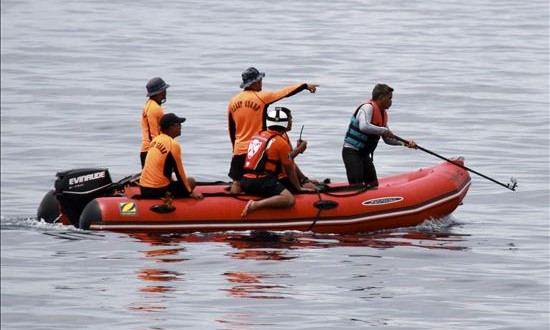 36 muertos, 21 desaparecidos y 118 rescatados en un naufragio en Filipinas
Varios miembros de la Guardia Costera filipina buscan supervivientes en un naufragio.
