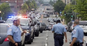 Falsa alarma de tiroteo pone en máxima alerta un centro de la Marina de EEUU
Vista general de los atascos después de que la policía acordonara la zona del centro administrativo de la Marina Navy Yard de Washington, Estados Unidos.