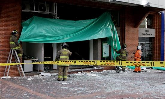 Dos explosiones en Bogotá obligan a Santos a dejar la cumbre de la Alianza del Pacífico
Bomberos fueron registrados este jueves al atender una explosión en el norte Bogotá (Colombia). Al menos ocho personas resultaron heridas por el estallido de dos artefactos en las oficinas de un fondo de pensiones, en el norte, y en el occidente de la ciudad, informaron fuentes oficiales.