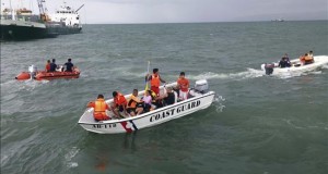 Ya son 42 los muertos y 11 los desaparecidos tras un naufragio en Filipinas
Fotografía facilitada ayer por el servicio guardacostas filipino en la que se muestra a varios miembros de un equipo de rescate durante la operación tras un naufragio frente al puerto de Ormoc, en la región central de Filipinas.