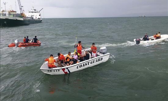 Ya son 42 los muertos y 11 los desaparecidos tras un naufragio en Filipinas
Fotografía facilitada ayer por el servicio guardacostas filipino en la que se muestra a varios miembros de un equipo de rescate durante la operación tras un naufragio frente al puerto de Ormoc, en la región central de Filipinas.