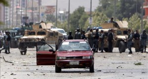 Al menos 50 muertos en un ataque talibán a puestos de control en Afganistán
Miembros de las fuerzas de seguridad afganas refuerzan los alrededores del Parlamento en Kabul (Afganistán) tras el asalto talibán.