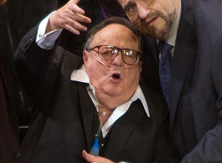 El actor mexicano Edgar Vivar actuará en secuela de taquillera película peruana
Una imagen de archivo del 29 de febrero de 2012 muestra al comediante Roberto Gómez Bolaños "Chespirito" (i) y Edgar Vivar "Señor Barriga" (d) durante un homenaje en el auditorio Nacional de Ciudad de México (México).