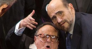 El actor mexicano Edgar Vivar actuará en secuela de taquillera película peruana
Una imagen de archivo del 29 de febrero de 2012 muestra al comediante Roberto Gómez Bolaños "Chespirito" (i) y Edgar Vivar "Señor Barriga" (d) durante un homenaje en el auditorio Nacional de Ciudad de México (México).