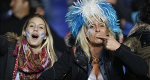 Buenos Aires se resigna ante posibles festejos pese a la veda electoral
Fotografía tomada el pasado 1 de junio en la que se registró a aficionados argentinos al celebrar la victoria de su selección de fútbol, tras imponerse 6-1 a Paraguay en segunda semifinal de la Copa América de Chile 2015, en el Estadio Municipal Alcaldesa Ester Roa Rebolledo de Concepción.