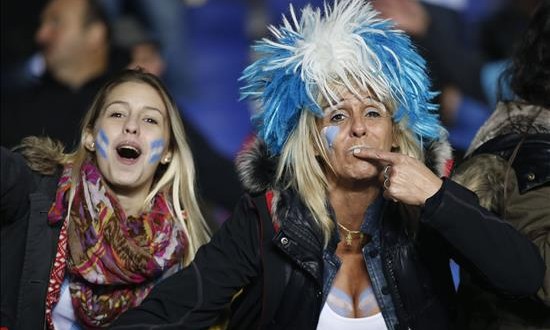Buenos Aires se resigna ante posibles festejos pese a la veda electoral
Fotografía tomada el pasado 1 de junio en la que se registró a aficionados argentinos al celebrar la victoria de su selección de fútbol, tras imponerse 6-1 a Paraguay en segunda semifinal de la Copa América de Chile 2015, en el Estadio Municipal Alcaldesa Ester Roa Rebolledo de Concepción.